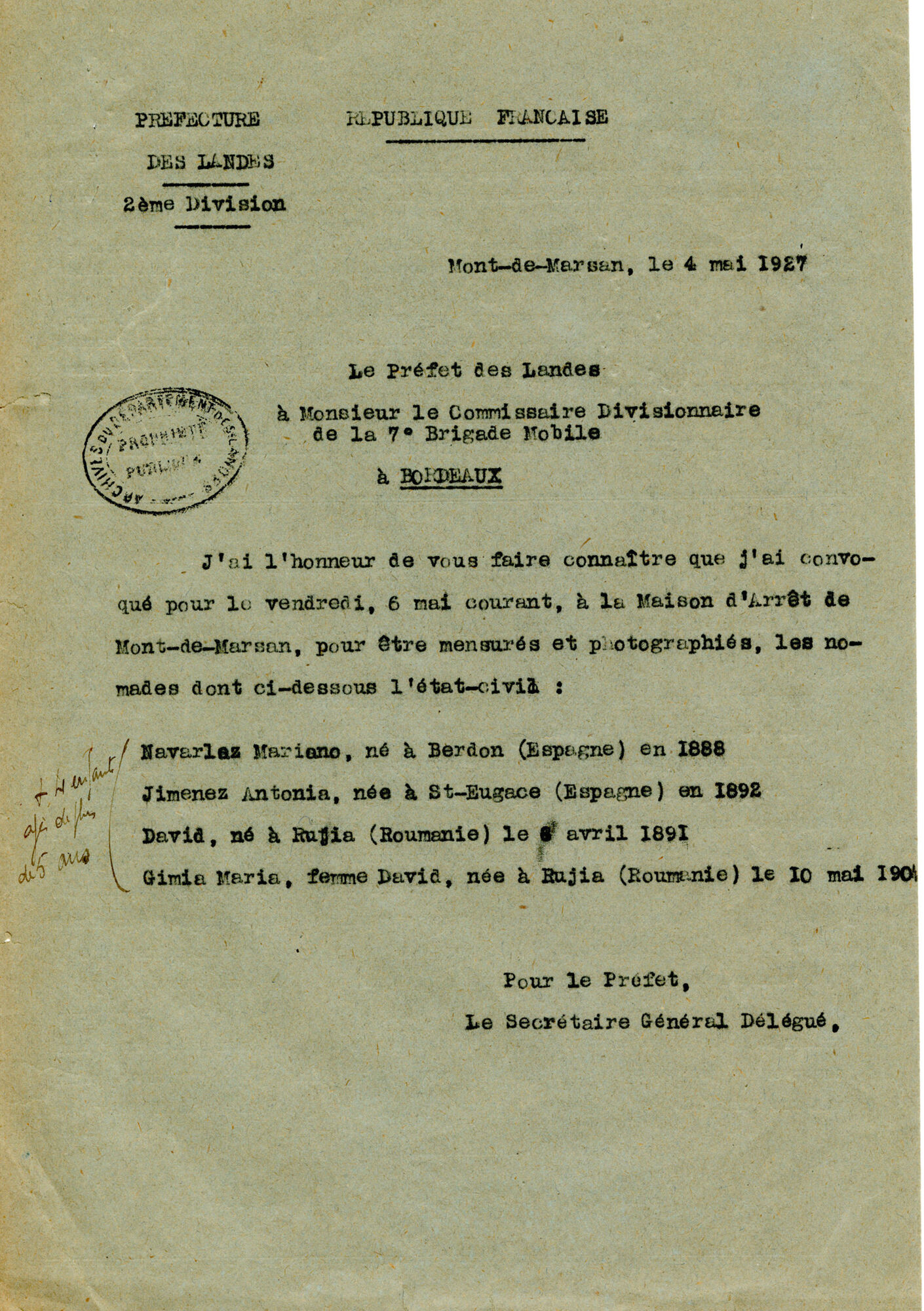 Lettre du Préfet des Landes au commissaire divisionnaire de la 7e brigade mobile de Bordeaux, l’informant de la convocation à la Maison d’arrêt de Mont-de-Marsan de 4 nomades pour se faire mensurer et photographier, Mont-de-Marsan, 4 mai 1927.
AD 40, 4 M 57
