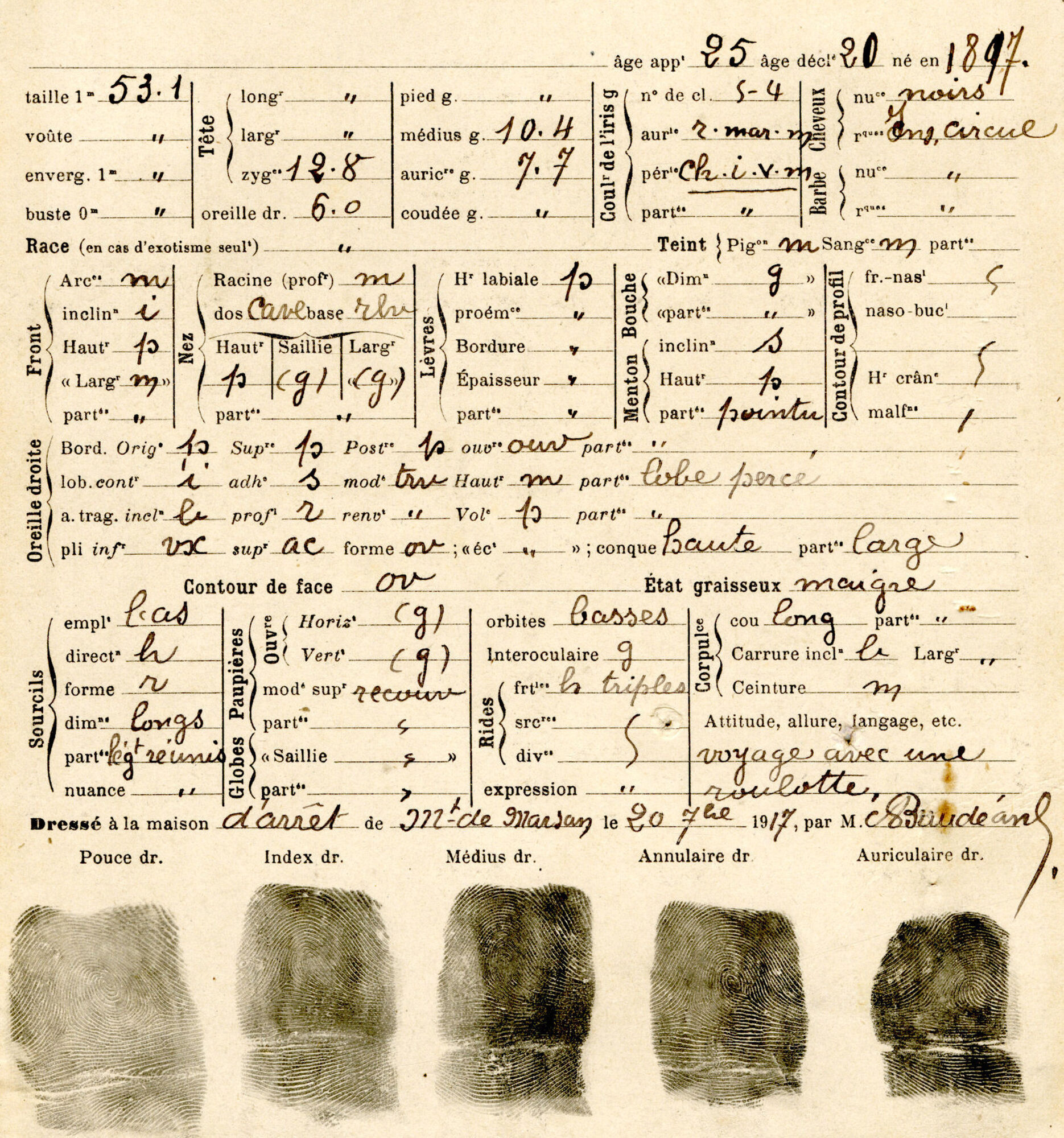Verso de la fiche d’identification criminelle de Jules Gustave Booms comportant ses mensurations anthropométriques, ses empreintes digitales et une description de ses traits morphologiques à l’aide du vocabulaire employé par Alphonse Bertillon pour rédiger le « portrait parlé » des individus signalisés. Document dressé à la Maison d’arrêt de Mont-de-Marsan, 20 septembre 1917.
AD 40, 2 U 302
