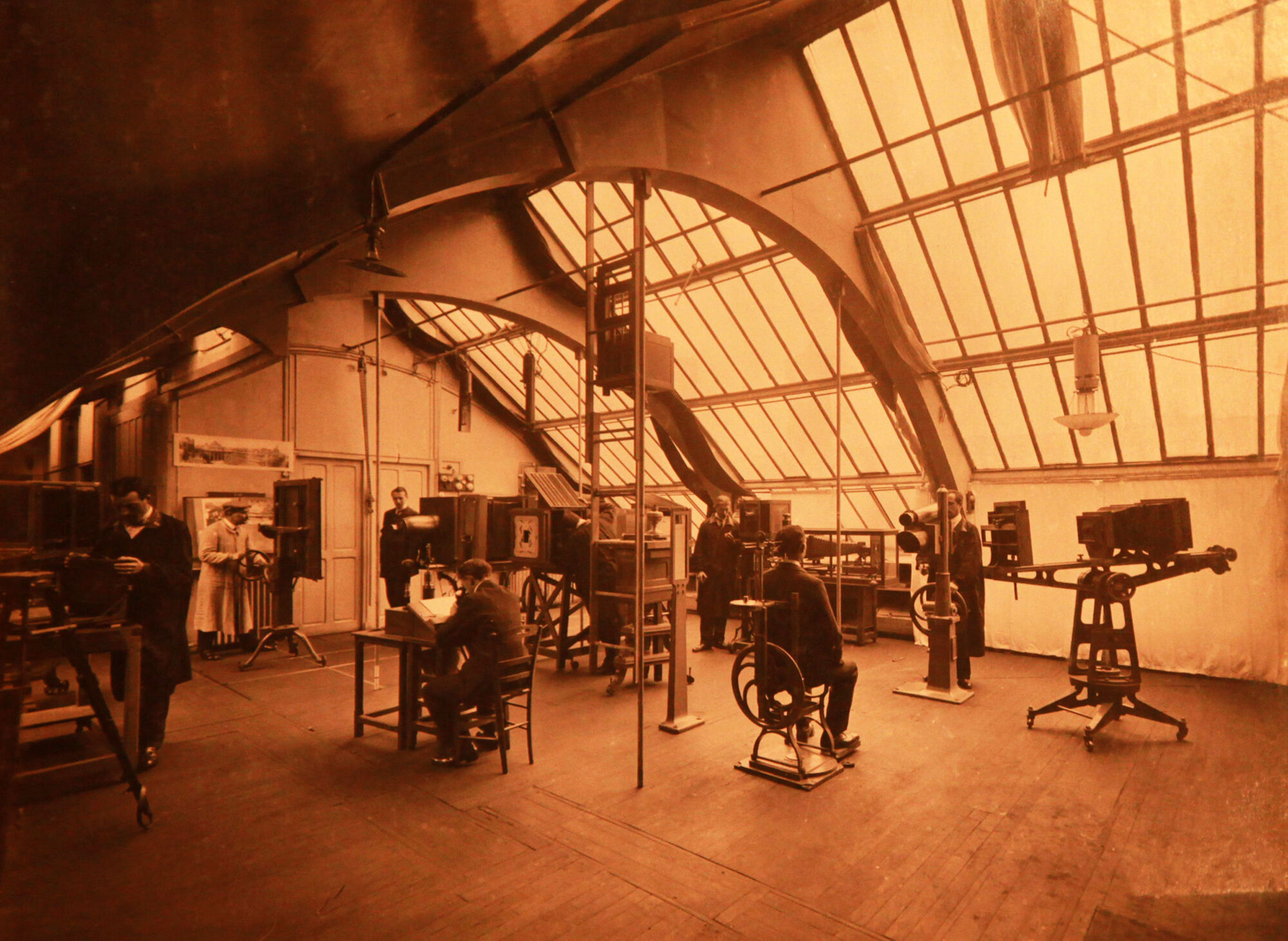 Photographie de l’atelier photographique du service parisien de l’Identité judiciaire aménagé sous les combles du Palais de Justice de Paris, fin XIXe siècle.
Service régional de police technique et scientifique de Paris
