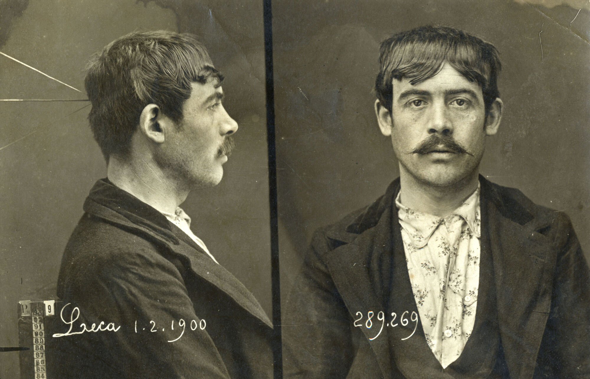 Photographie judiciaire face/profil élaborée par les services dirigés par Alphonse Bertillon, fin XIXe - début XXe siècle.
Archives de la préfecture de Police de Paris, YB 12
