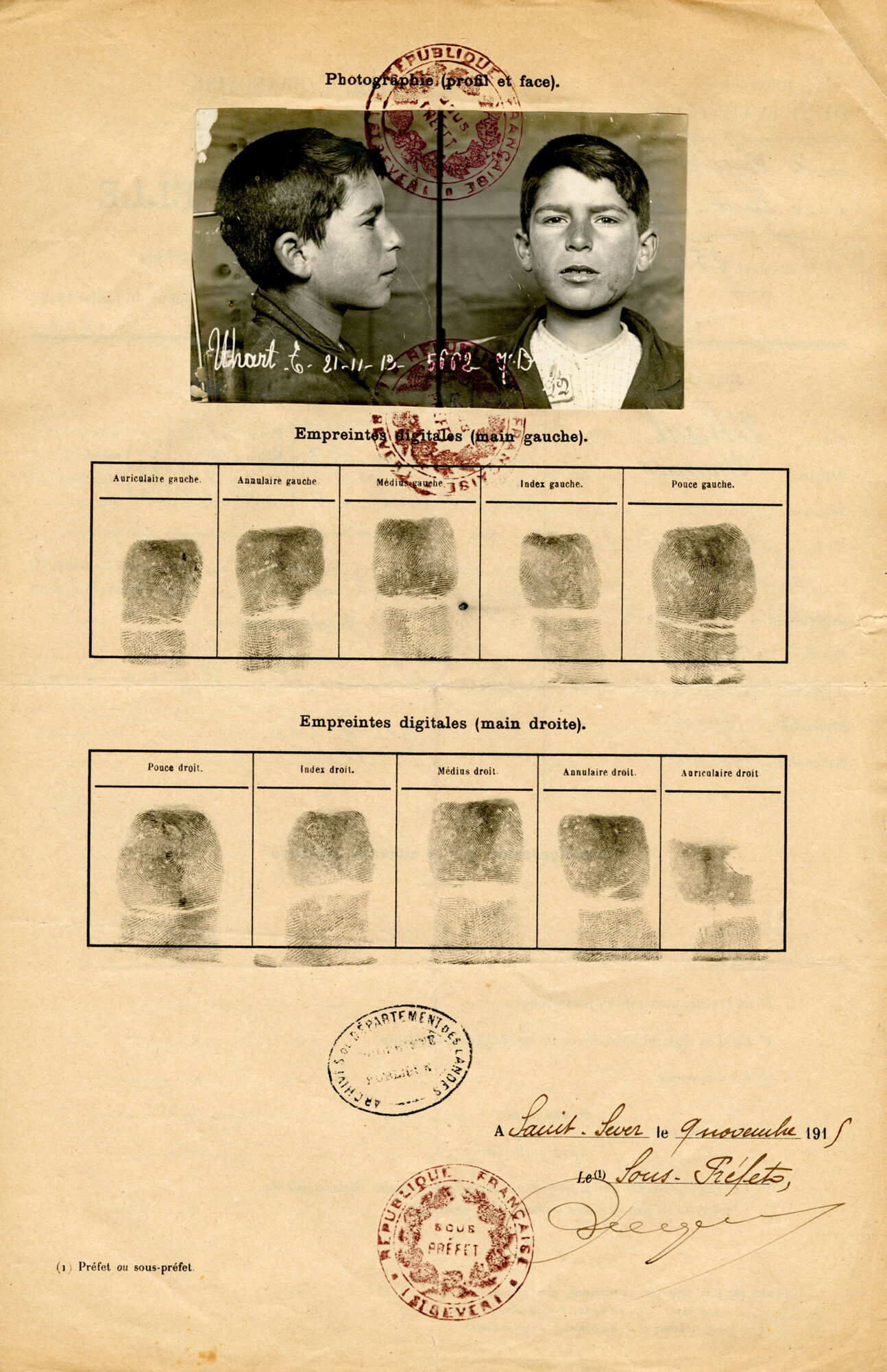 Notice individuelle du nomade Thomas Uhart, âgé alors de 13 ans, réalisée par la Sous-préfecture de Saint-Sever lors de la délivrance de son carnet anthropométrique d’identité, Saint-Sever, 9 novembre 1915.
AD 40, 4 M 58
