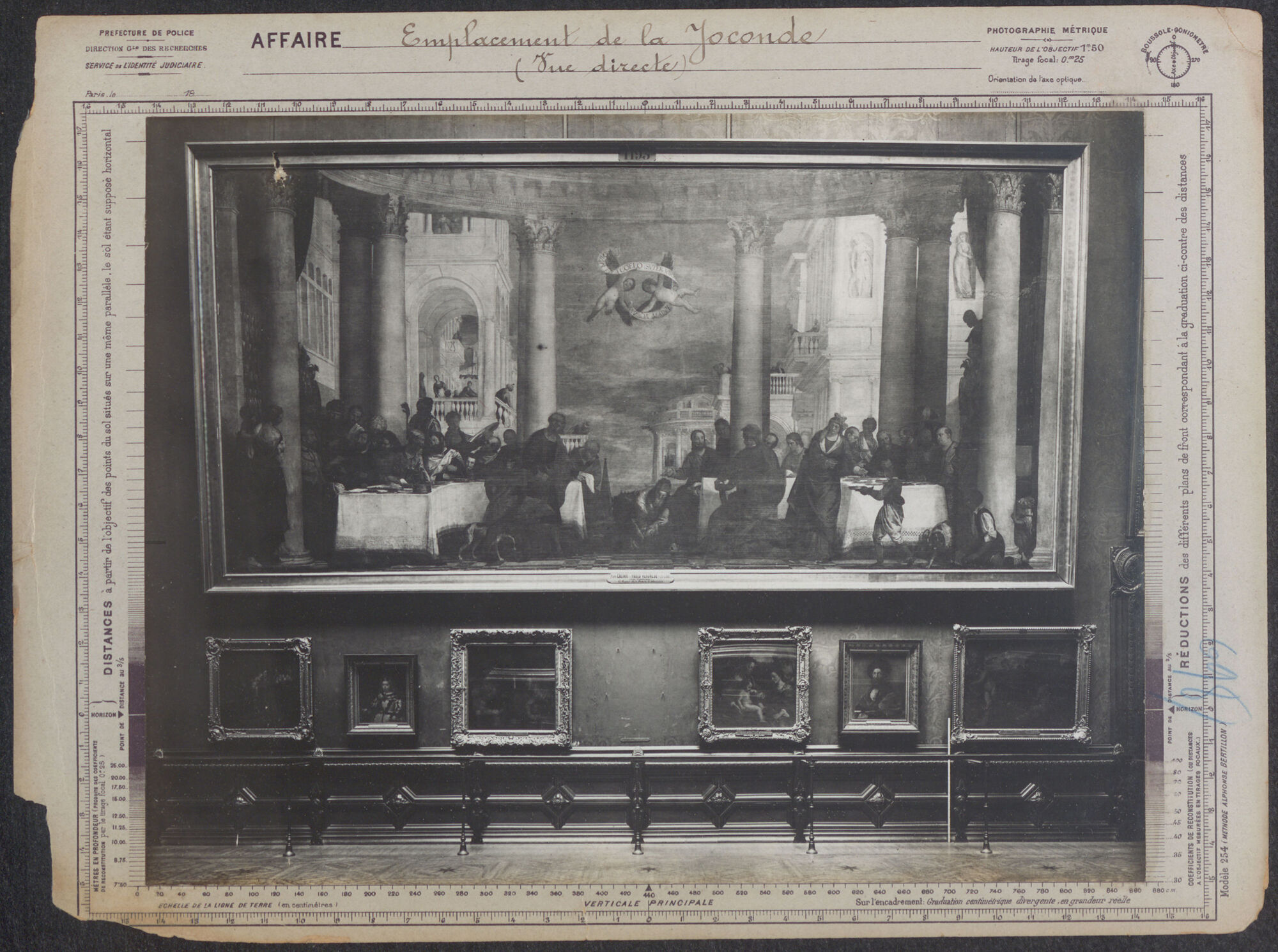 Photographie prise par Alphonse Bertillon au sein du musée du Louvre, aout 1911.
Archives de la Préfecture de police de Paris, D3U
