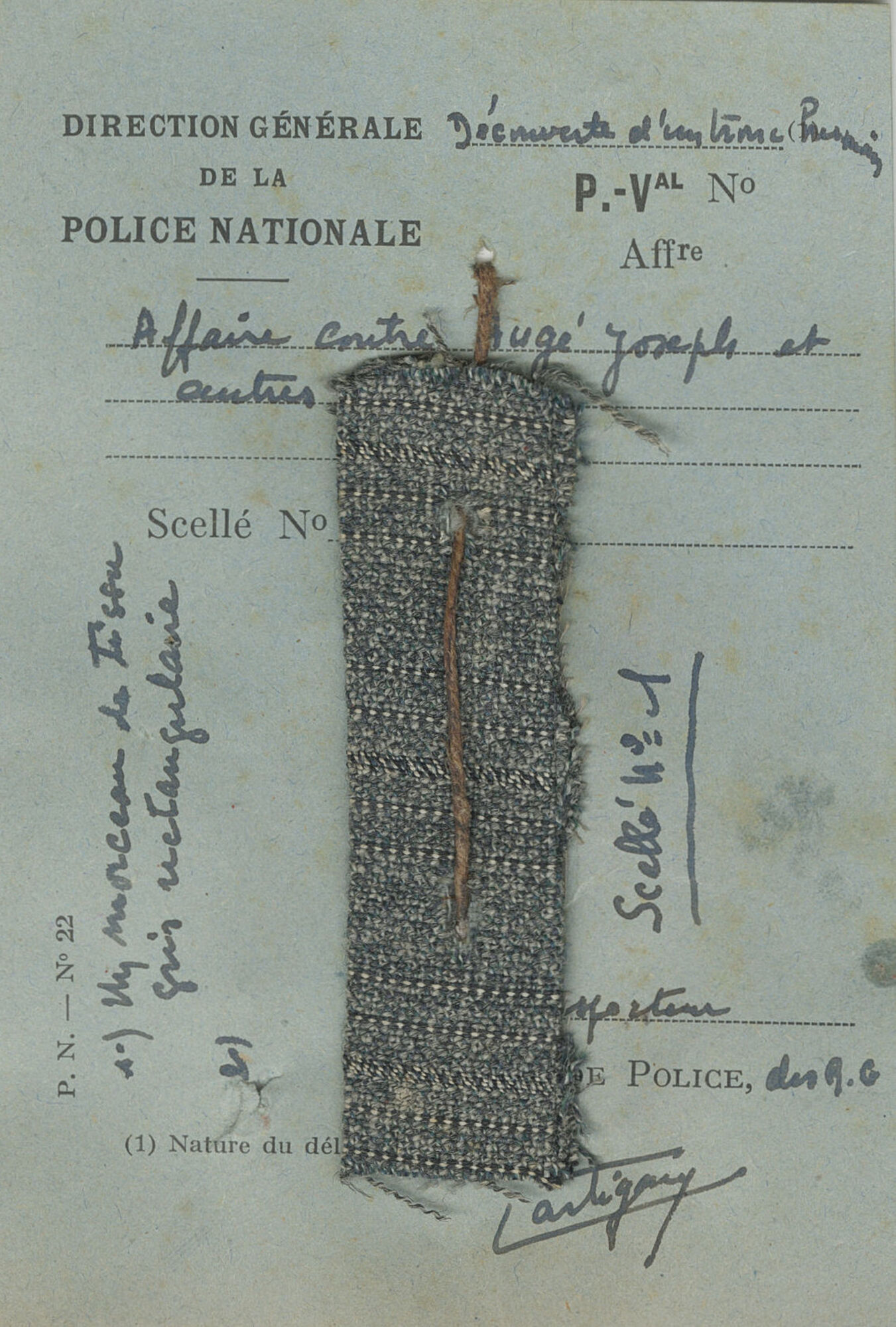 Bout de tissu axtrait du rapport d’identification qui a été rédigé par le docteur Georges Béroud, expert auprès du Laboratoire de police technique, de médecine légale, de criminologie de Marseille, Marseille, 10 mars 1947.
AD 40, 1538 W 7
