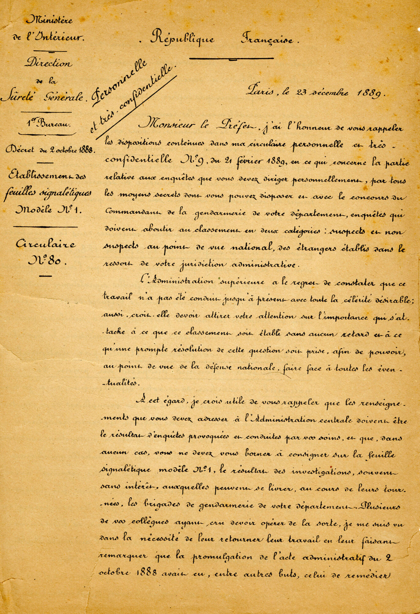Circulaire n° 80 du ministère de l’Intérieur, direction de la Sûreté générale, qui rappelle aux préfets la nécessité d’appliquer la « circulaire personnelle et très confidentielle » du 21 février 1889 relative à la surveillance des étrangers et à l’établissement des feuilles signalétiques, Paris, 23 décembre 1889.
AD 40, 4 M 179
