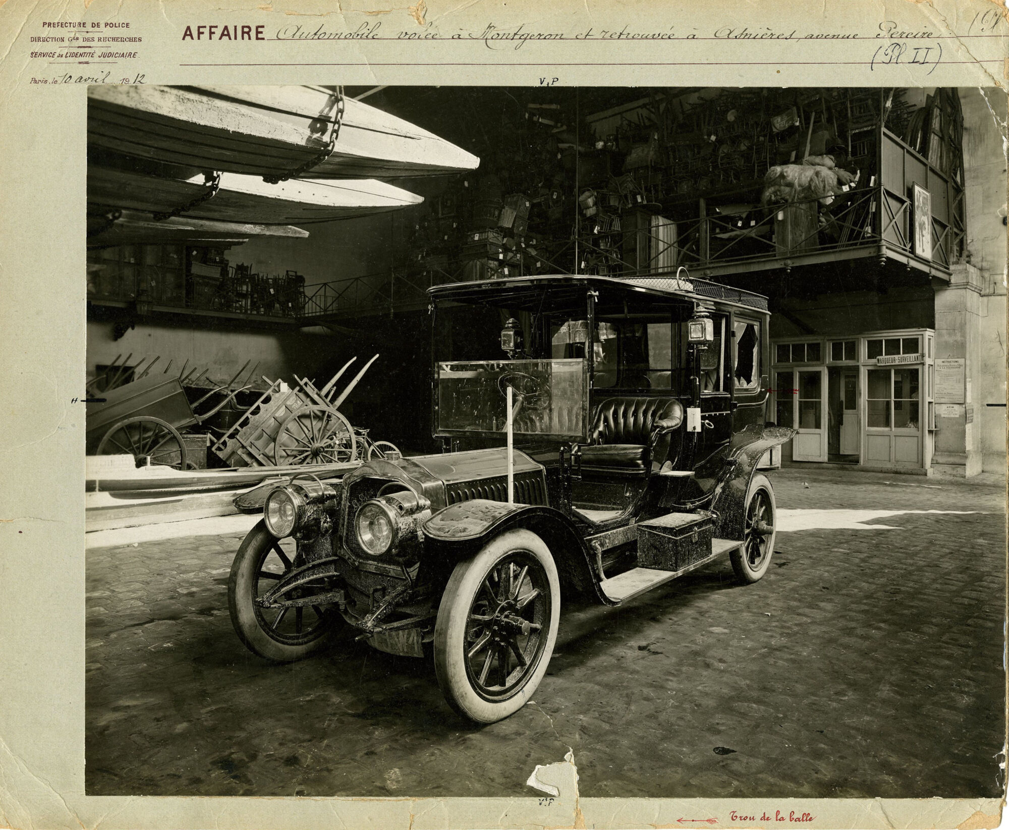 Photographie d’une voiture volée à Mongeron avec indication des impacts de balles, 10 avril 1912.
Archives de la Préfecture de police de Paris, YB 4
