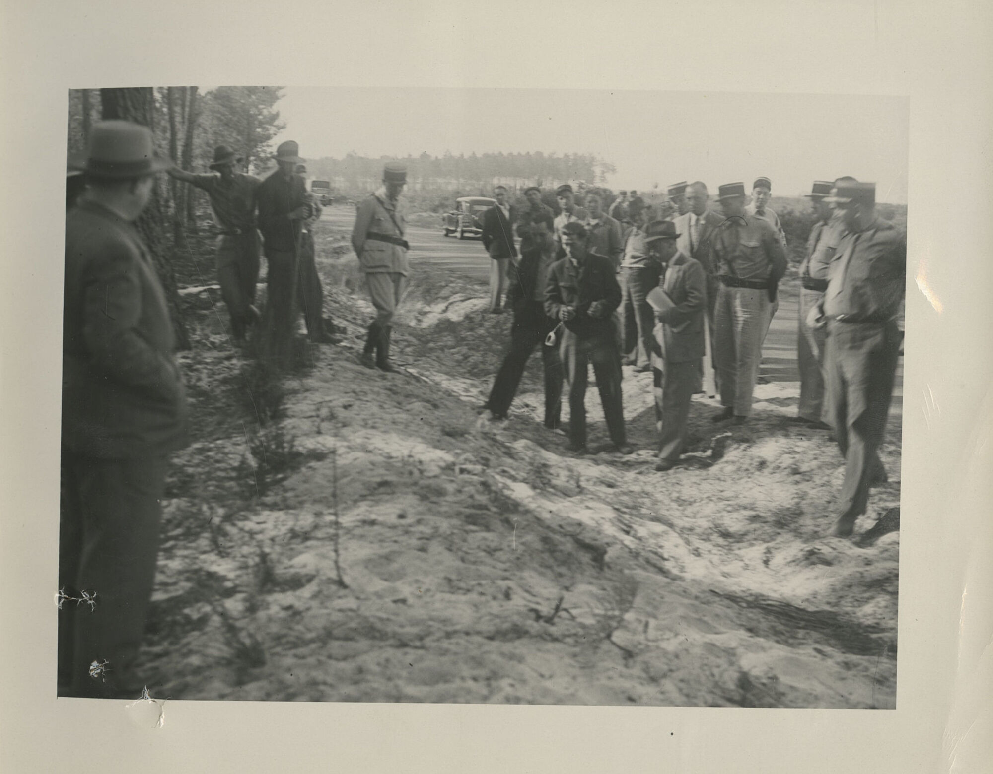Photographie de l’une des différentes versions données par Albert Richard sur les circonstances du départ du feu, effectuées lors de la reconstitution du 12 août, extraite du dépliant photographique réalisé par l’inspecteur photographe du Service régional d’Identification judiciaire de Bordeaux, Bordeaux, 25 août 1949.
AD 40, 1538 W 8
