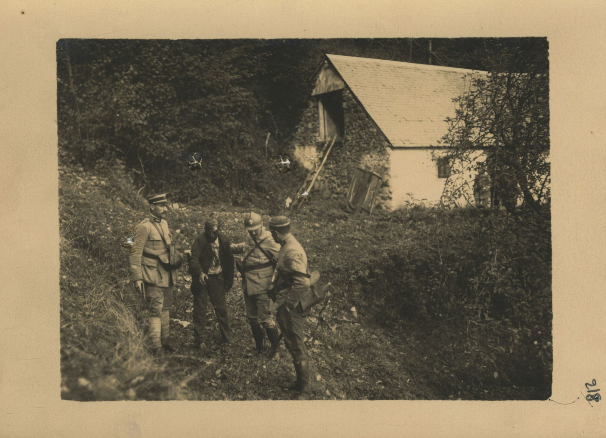 Photographie de l’arrestation de José Curiel entouré de trois gendarmes de la brigade d’Arreau (Hautes-Pyrénées), Sarracolin, 7 novembre 1925.
AD 40, 2 U 315

