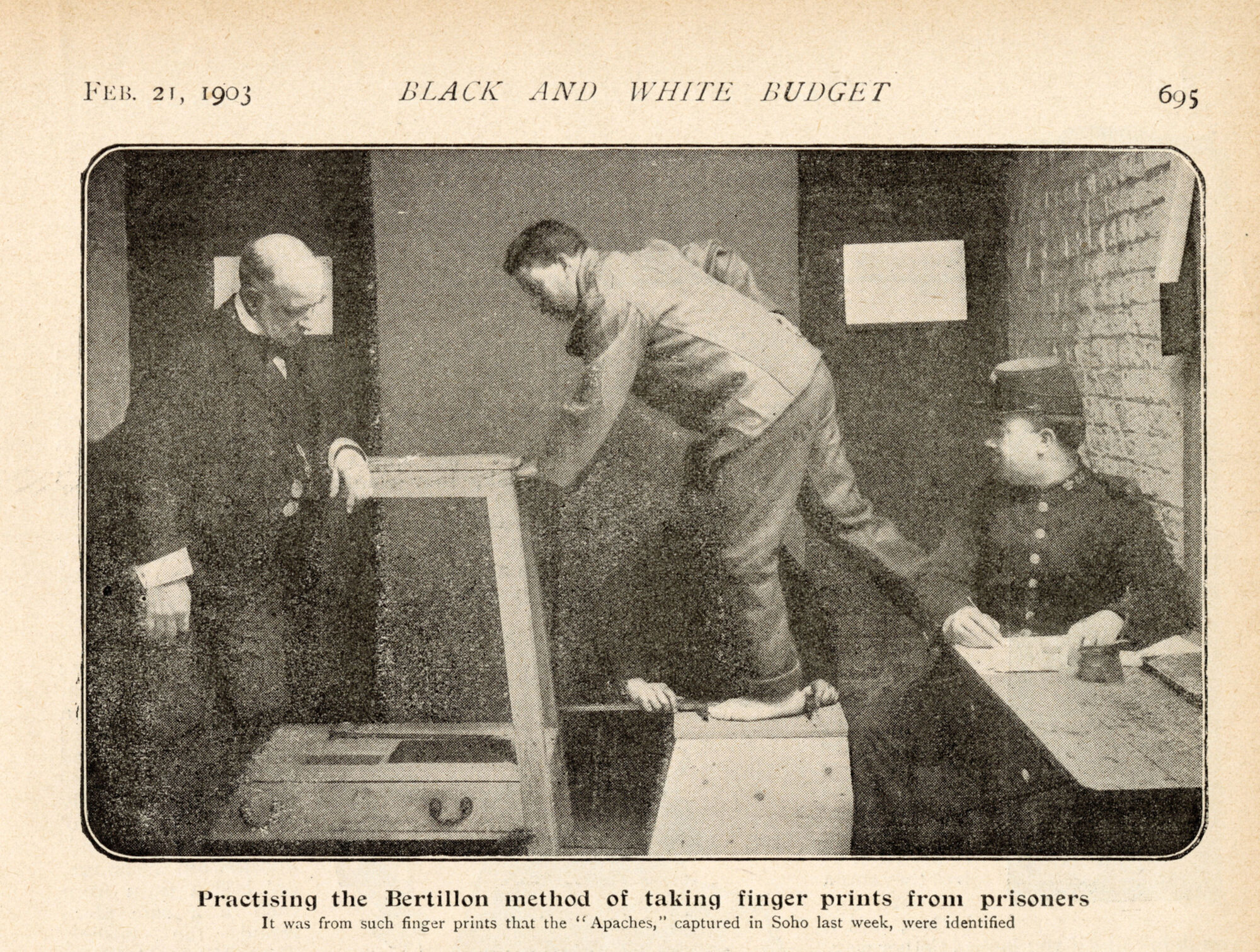« Practising the Bertillon method », photographie illustrant un article publié dans Black and White Budget, 21 février 1903.
Coll. particulière de Pierre Piazza

